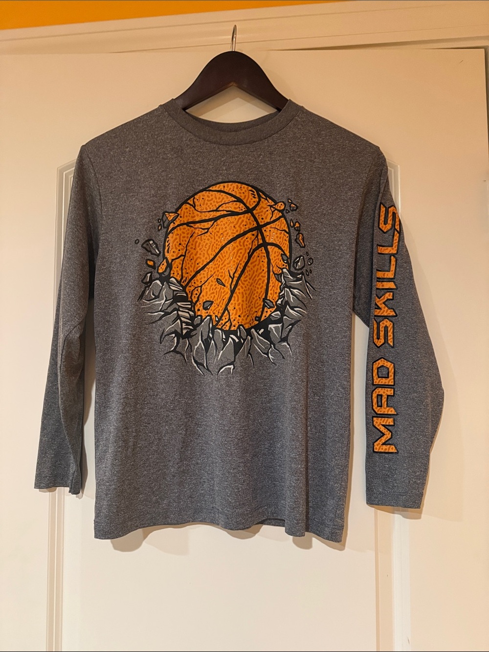 Boy’s Tek Gear Long Sleeve Gray T Shirt with Basketball Graphic - Youth Size L